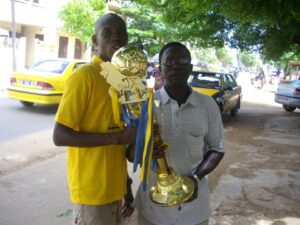 Yamoudou Bathily avec le trophée de la Coupe du Sénégal 2012